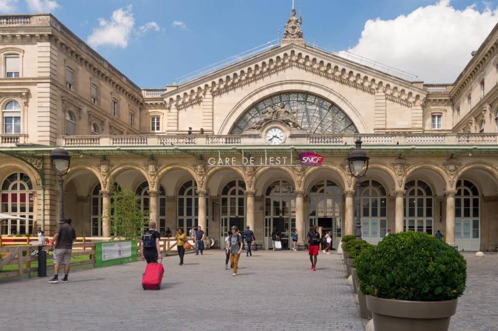 Personnes marchant vers la gare de l'Est, Paris, France